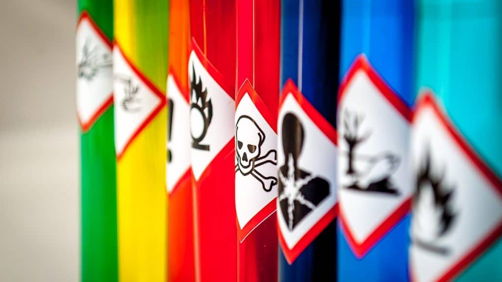 Afbeelding van buizen met labels van gevaarlijke stoffen erop